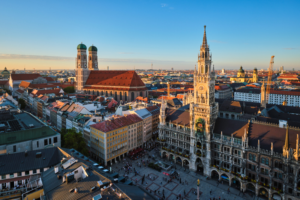 Blick über München mit Frauenkirche und Neuem Rathaus